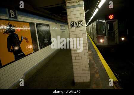 La publicité de l'iPod Apple dans une station de métro à New York États-Unis Janvier 2005 Banque D'Images