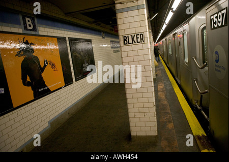 La publicité de l'iPod Apple dans une station de métro à New York États-Unis Janvier 2005 Banque D'Images