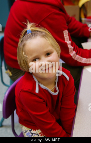 Les membres du personnel à Garden Grove California Club Garçons et filles travaillent avec des tout-petits en garderie et les enfants plus âgés dans des terriers du club Banque D'Images