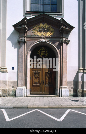 Germany, Bavaria, Munich, Damenstift St Anna, porte avec fronton de style baroque tardif Banque D'Images