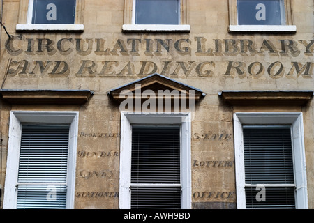 Vieux Signes sur Milsom Street à Bath en Angleterre Somerset Banque D'Images