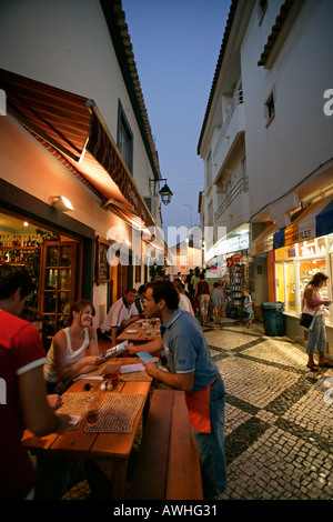 Une soirée typique sur scène de rue à Alvor Portugal s côte de l'Algarve. Banque D'Images