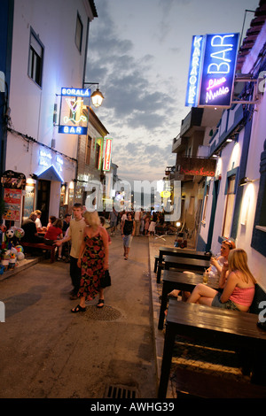 Une soirée typique scène de rue à Alvor sur la côte de l'Algarve au Portugal. Banque D'Images