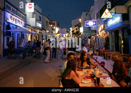 Une soirée typique scène de rue à Alvor sur la côte de l'Algarve au Portugal. Banque D'Images