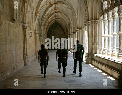 Une garde d'honneur de soldats mars dans la tombe du soldat inconnu à l'ornate monastery à Batalha au Portugal. Banque D'Images