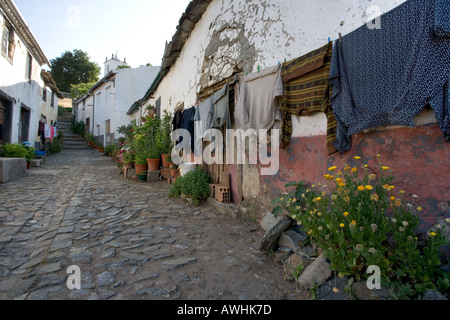 Sèche linge le long d'une route étroite à l'intérieur des murs de la citadelle du xiiie siècle au-dessus de la ville de Bragança, Portugal. Banque D'Images