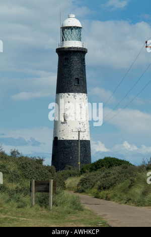 Dunes et rejeter Point Lighthouse against blue sky, East Yorkshire, UK Banque D'Images