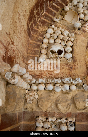 Détail d'un alter morbide fait à partir de l'os de 1000 moines à l'extérieur de la cathédrale de Velha à Faro, Portugal. Banque D'Images