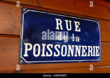 Une plaque de rue suisse 'Les poissonniers road' Banque D'Images