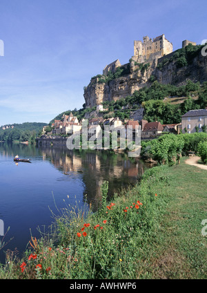 Château de Beynac sur la commune de Beynac-et-Cazenac à côté de la Dordogne en Dordogne département de France UE Banque D'Images