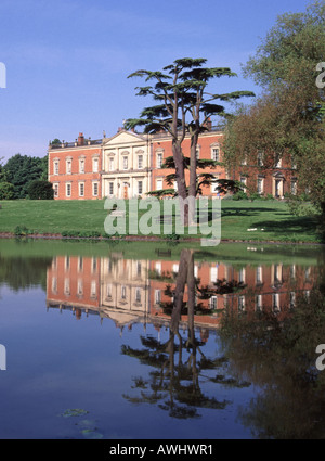 Lake paysage réflexion Staunton Harold Hall XVIIIe siècle maison de campagne géorgienne classé bâtiment et arbre Ashby de la Zouch Leicestershire Angleterre Royaume-Uni Banque D'Images