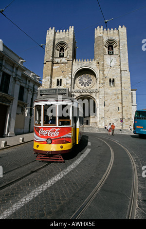 Le nombre 28 trolley passe devant la cathédrale de Lisbonne Portugal Banque D'Images