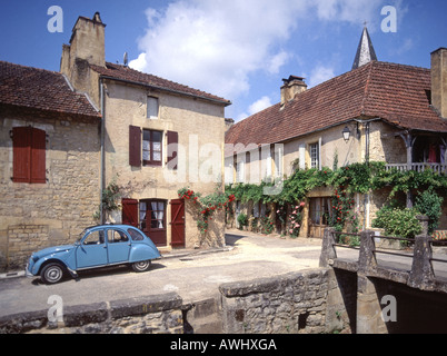 Commune de Saint-Pompon village en Dordogne département de Nouvelle-Aquitaine dans le sud-ouest de la France French Citroën 2 cv voiture bleue garée à l'extérieur des maisons UE Banque D'Images