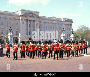 Buckingham Palace soldat britannique dans le régiment de garde musiciens marchant & Jouer des instruments de musique changeant de garde cérémonie emblématique Londres Angleterre Royaume-Uni Banque D'Images