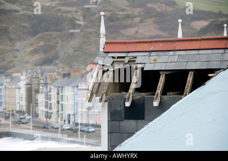 Les tuiles de toit soufflé le Belle Vue hotel Aberystwyth au Pays de Galles dans les grands vents le mercredi 12 mars 2008 Banque D'Images