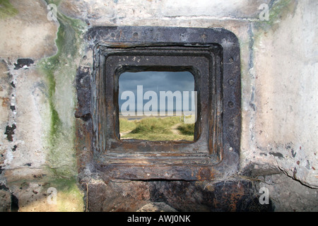 Le point de vue de l'intérieur d'un canon allemand vers le bas à la mise en place d'Utah Beach. Banque D'Images