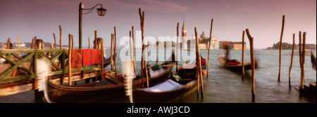 Gondoles à San Marco San Giorgio Maggiore au-delà de Venise Italie Banque D'Images