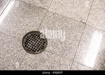 Grille de drainage sur un plancher de pierre meulière Banque D'Images