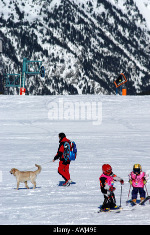 Resque montagne enfants chien école de ski sur les pistes de ski de Soldeu Andorre Banque D'Images