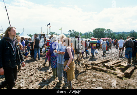 Personnes debout dans la boue Glastonbury Festival Pilton Somerset UK Europe Banque D'Images