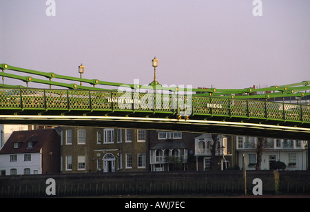 Hammersmith Bridge River Crossing, dans l'ouest de Londres, Royaume-Uni Banque D'Images