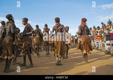 Jupes en cuir pour hommes Swish au qui danse dans une ligne, l'examen DHS, la vallée de la rivière Omo, en Ethiopie Banque D'Images