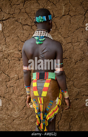 Marques de fouet sur le dos d'une jeune femme de la tribu Hamer, Gambela, vallée de la rivière Omo, en Ethiopie Banque D'Images