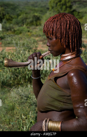 Une femme appelle les autres à la danse face à un taureau sautant Cérémonie, Dimeka, vallée de la rivière Omo, en Ethiopie Banque D'Images