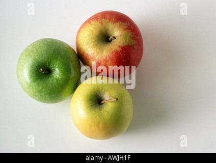 Trois pommes, high angle view Banque D'Images