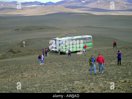 Les touristes la marche sur terrain de lave, de l'Islande Banque D'Images