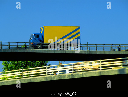 Chariot sur viaduc Banque D'Images