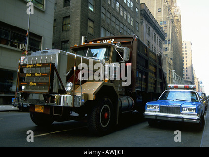 USA, chariot, à proximité de voiture de police on city street Banque D'Images
