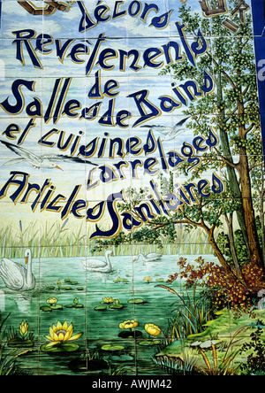 Peinture décorative sur mur de tuile avec typographie française Banque D'Images