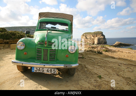 Malte a green Austin van stationné avec champignon rock dans l'arrière-plan Banque D'Images