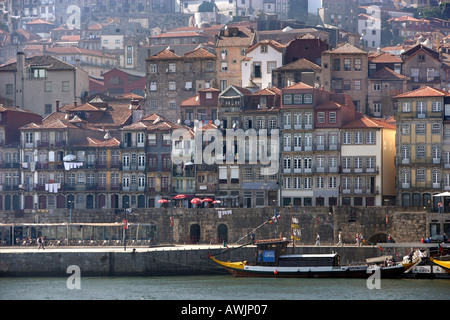 En regardant la belle ville de Porto Portugal du Nova de Gaia côté de la rivière Douro Banque D'Images