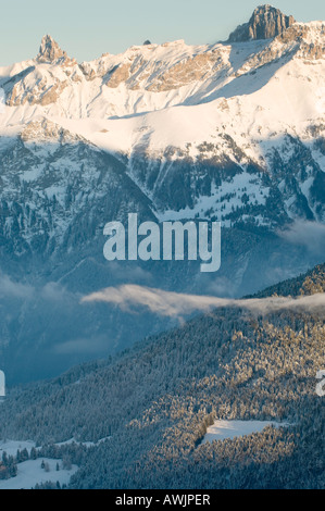 Vue sur des sommets alpins après une forte chute de neige dans la vallée d'Illiez, Suisse Banque D'Images