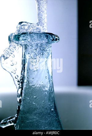 L'eau congelée et bouche bouteille Banque D'Images