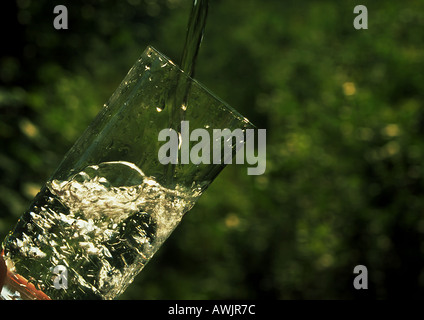 L'eau est versée dans le verre Banque D'Images