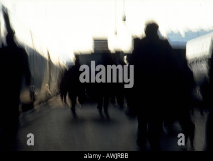 Les gens en silhouette, marche, defocused Banque D'Images