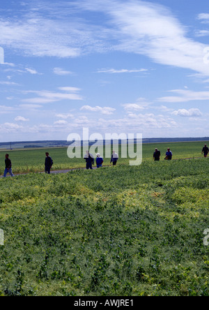 Groupe de personnes marchant sur le chemin de pays Banque D'Images