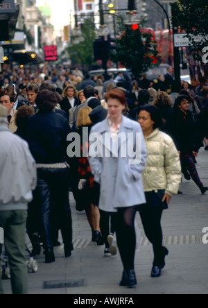 Foule de gens marchant dans une rue, floue. Banque D'Images