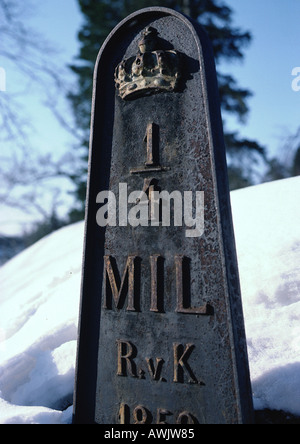 La Suède, boundary stone dans la neige Banque D'Images