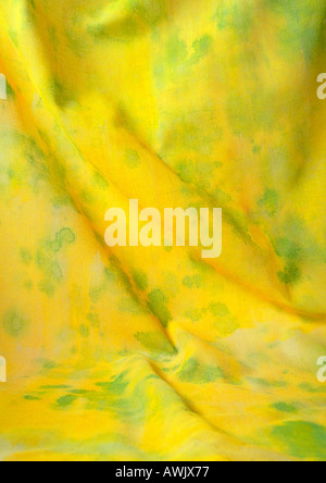 Tissu jaune avec des taches vertes, close-up, full frame Banque D'Images