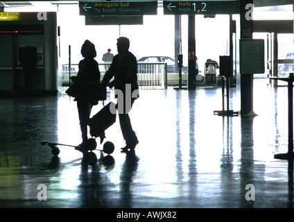 Les gens qui marchent dans la gare, silhouette. Banque D'Images