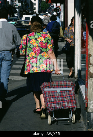 Woman pulling caddy, vue arrière. Banque D'Images