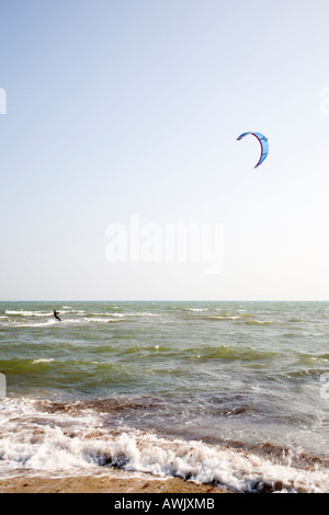 Un kitesurfer se récrée off Avon Beach près de Christchurch. Banque D'Images