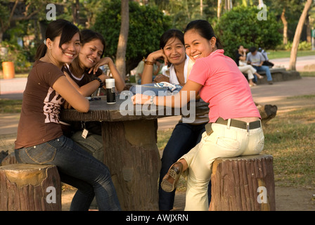 Manille PHILIPPINES Rizal Park scène avec teenage girls Banque D'Images