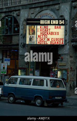 Illuminatied la publicité pour le cinéma à l'ancienne 54 haut de gamme au centre d'art Tacheles sur l'Oranienburger Strasse. Berlin, Mitte. Banque D'Images