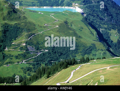 France, Savoie, les routes à travers les montagnes, l'un menant à blue lake Banque D'Images