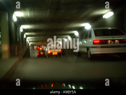 Voitures à l'intérieur d'un tunnel, floue. Banque D'Images